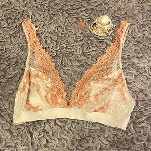 Wacoal light support bra with pretty detail
